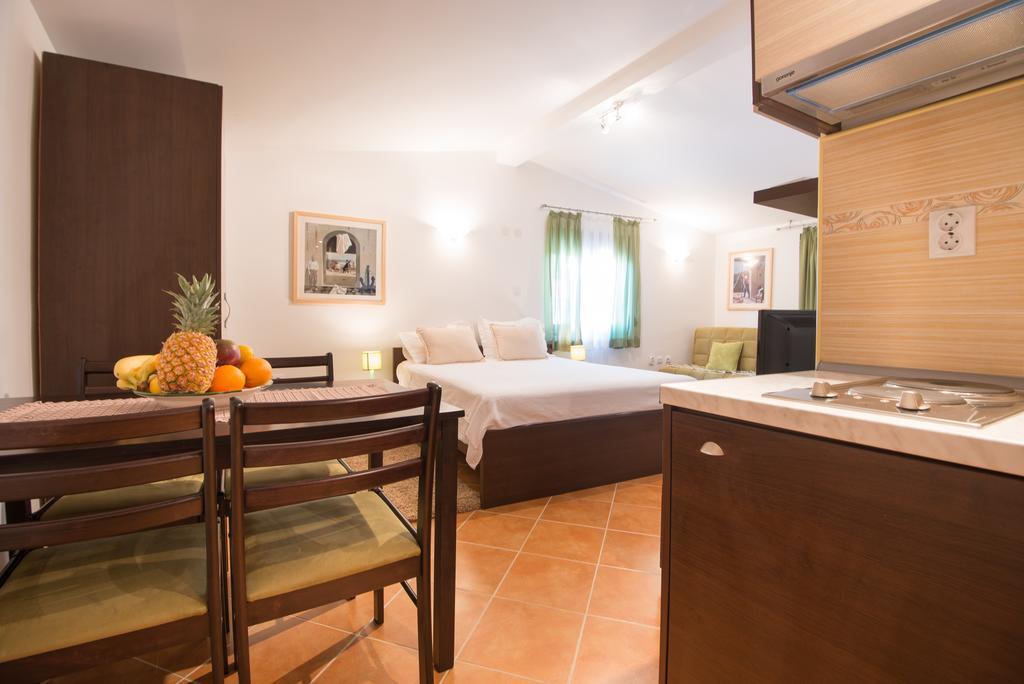 Apartments Babilon โกตอร์ ภายนอก รูปภาพ